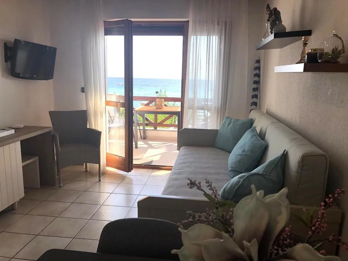 Seafront Family Apartment Thetis Fourka